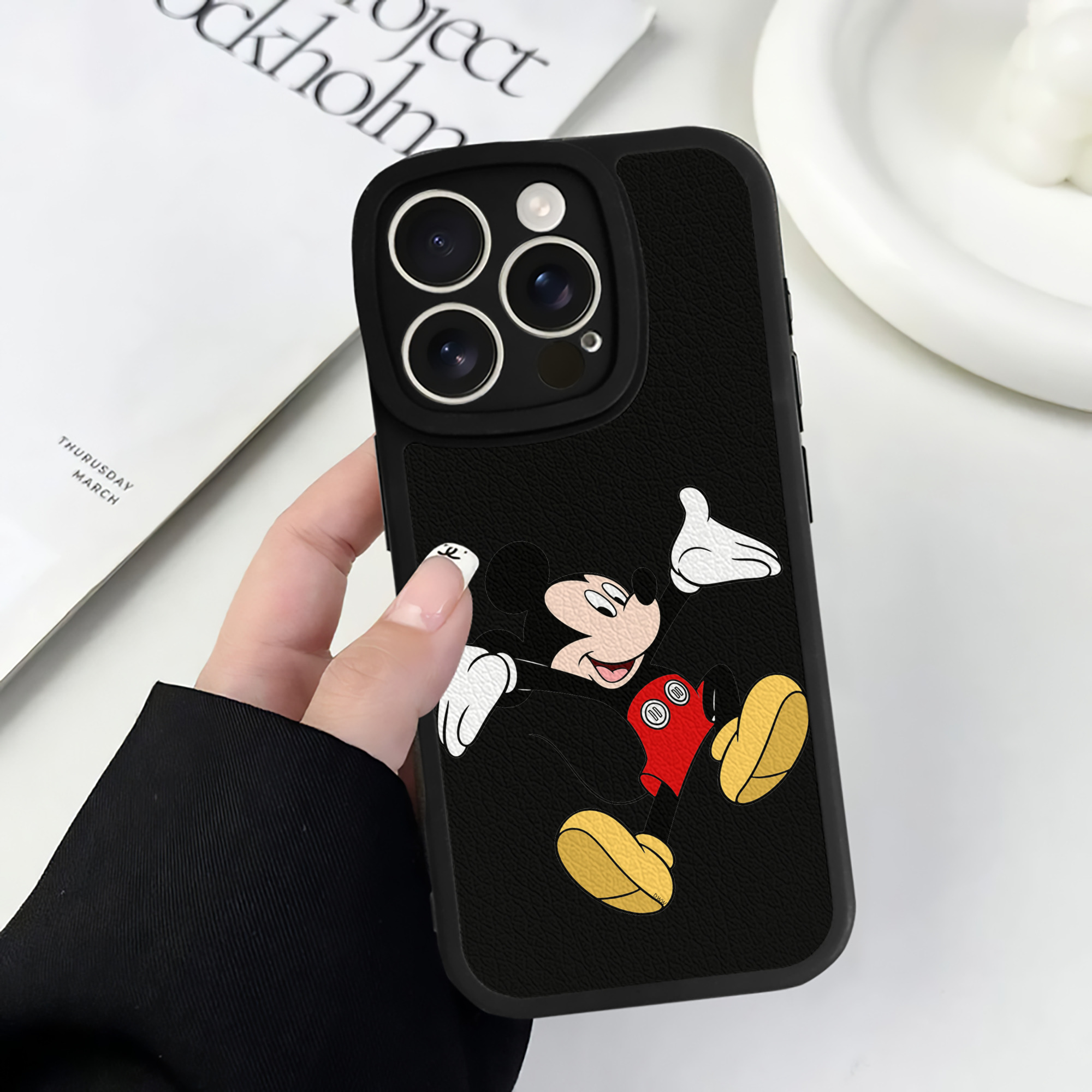 （画像用） ミッキーマウス Mickey Mouse 【iPhone 16シリーズ対応】シリコンスマホケース（レザー調） 材質：シリコン